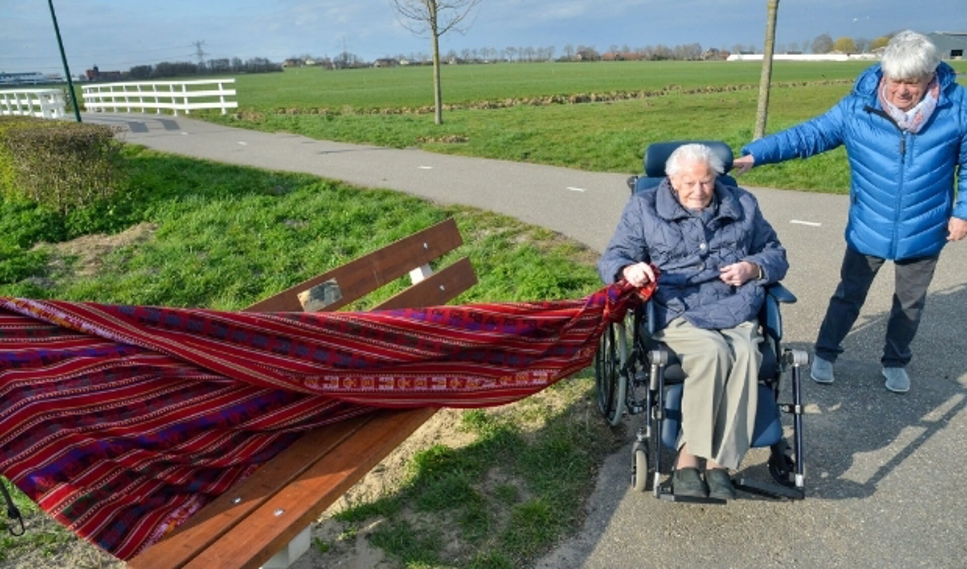 Linschoten 26-03-2021 De 100 jarige mevrouw Rina van  Oortmersen-Spiering onthult samen met haar dochter Petra Bergwerff op het Weidepad het bankje van LiBel