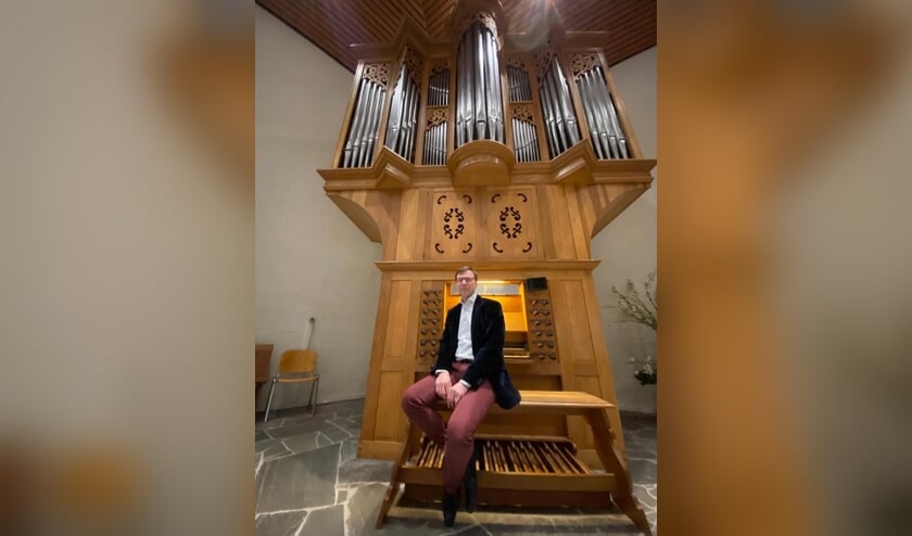 • André de Jager bij het orgel in de Bethlehemkerk.