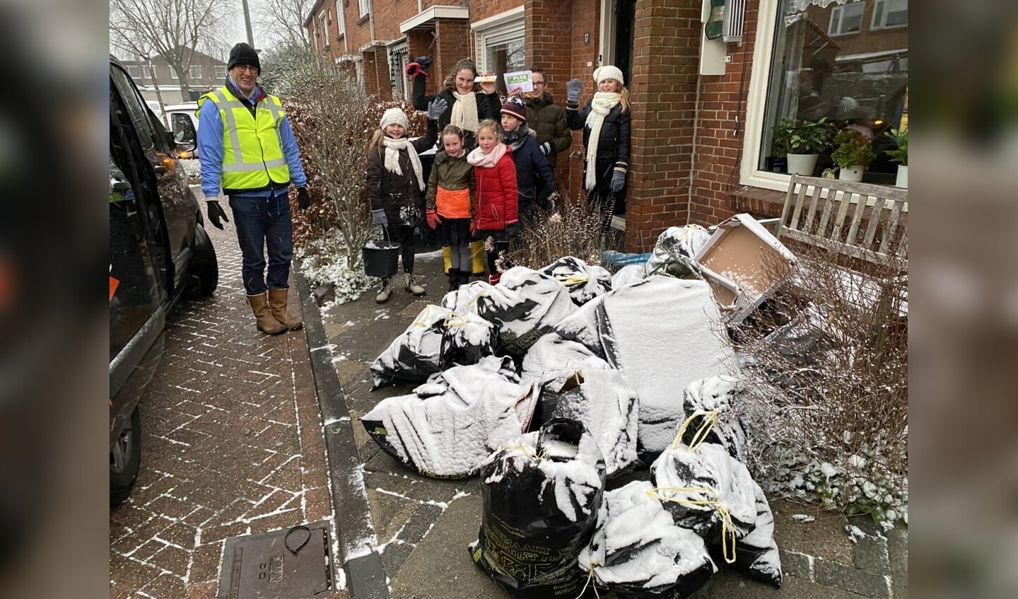 • Peter van der Spoel en enkele opruimers tijdens de vorige actie.
