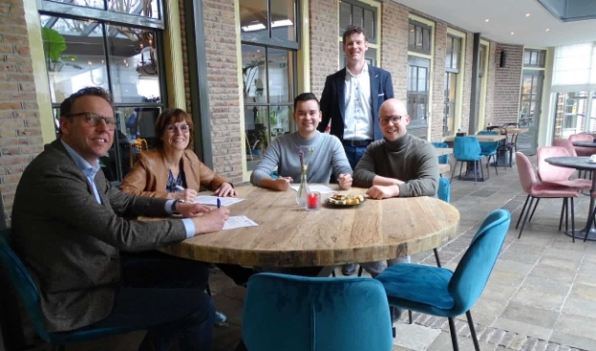 De overeenkomst getekend: vlnr. Erik Schoonderwoerd, Joyce Jacobs, Jamie de Jong, Jeroen Kenbeek en Don Janmaat.