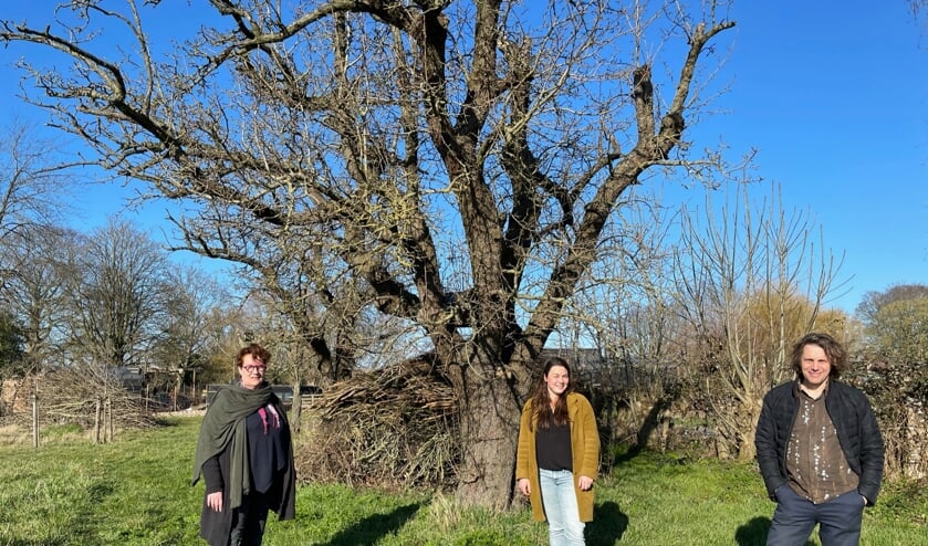 <p>Bestuursleden Iris de Ruiter en Anne van Breugel en Ianus Keller, speler en locatie-eigenaar.</p>