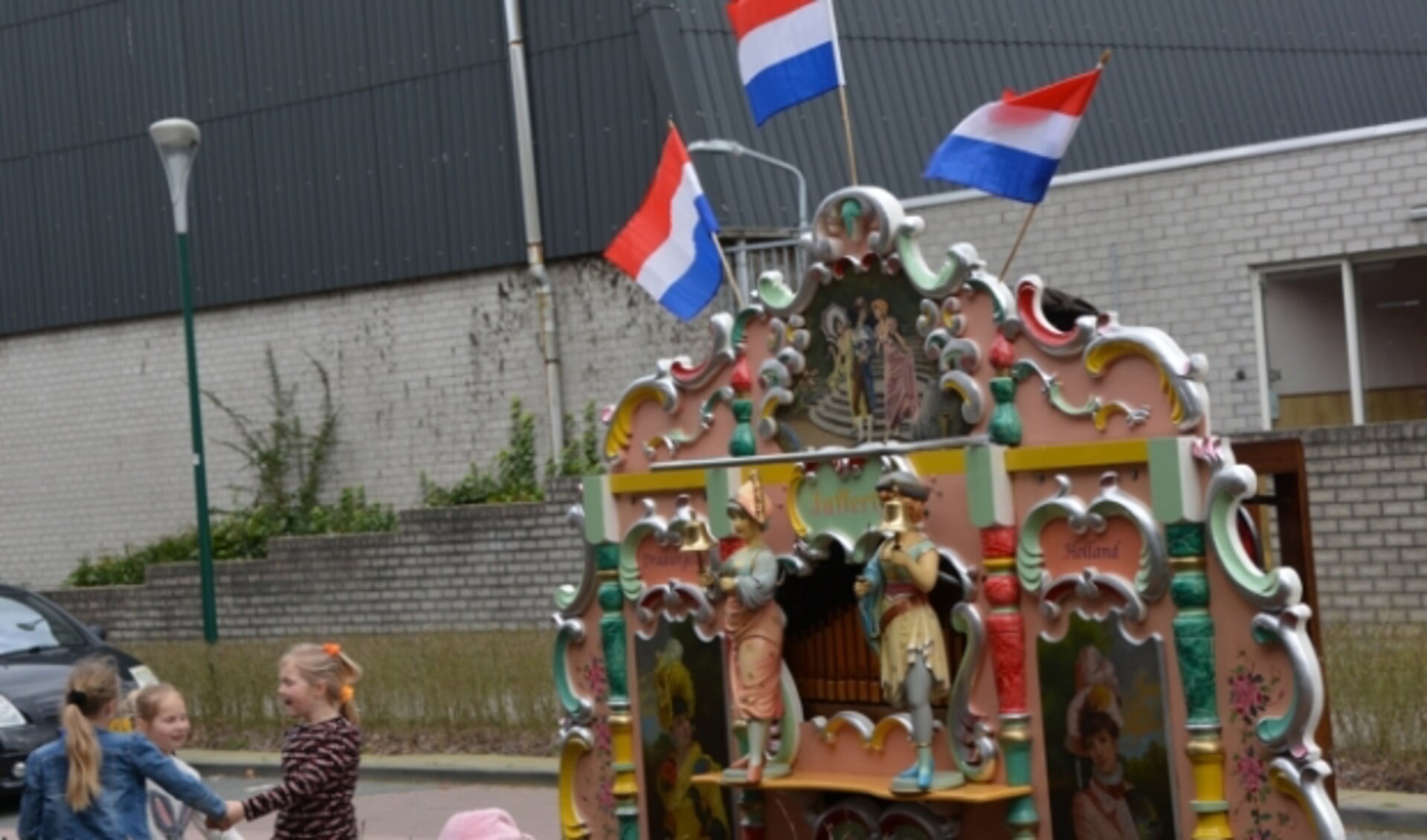 De vlaggetjes op draaiorgel ‘Juffertje' wapperden in de wind op de vrolijke muziek, waarmee woonzorgcentrum De Lindewaard de mineurstemming verdreef. Foto: Janneke Severs-Hilgeman. 