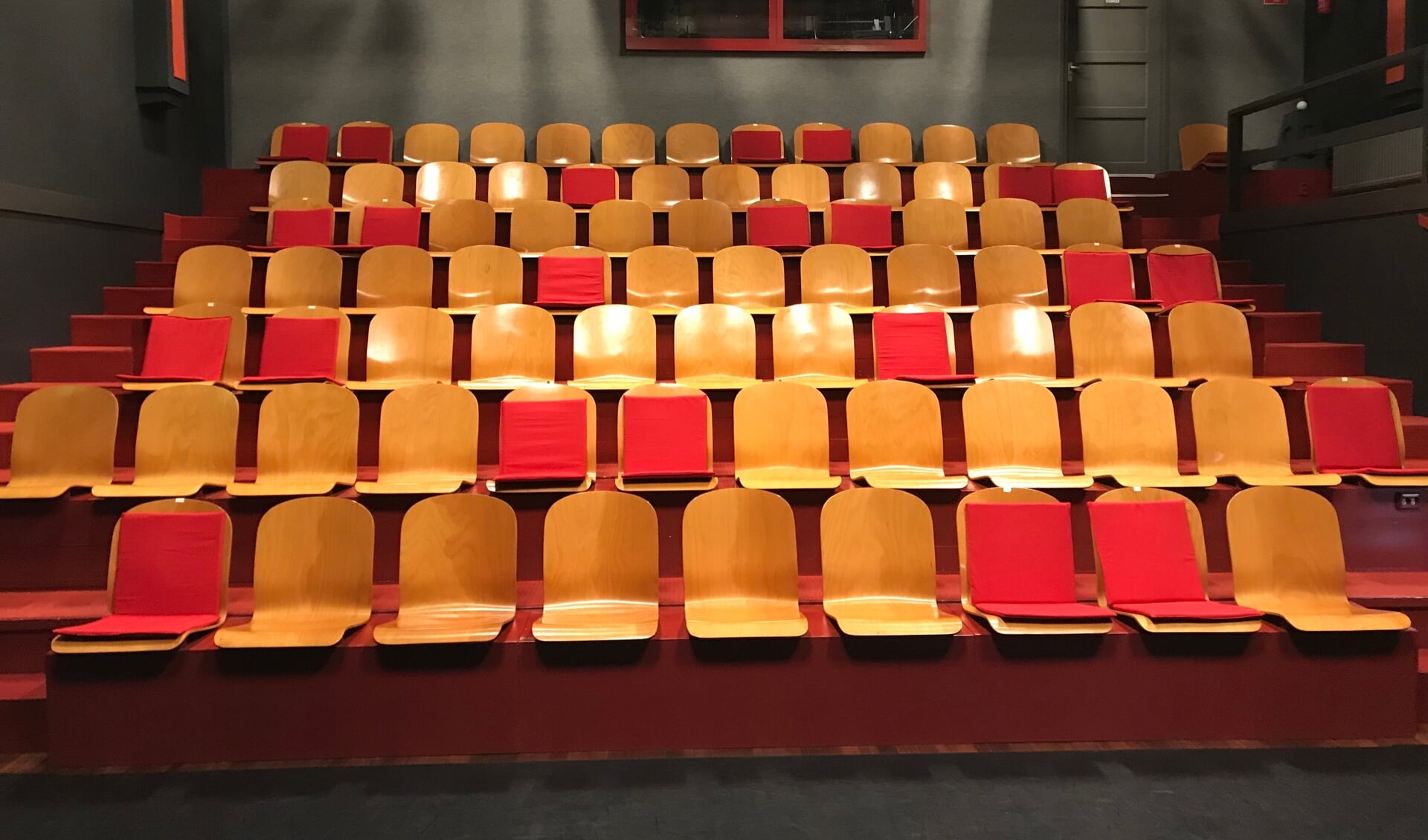 • Een leeg Arto Theater. De kussentjes geven aan waar de bezoekers -coronaproof- kunnen zitten.