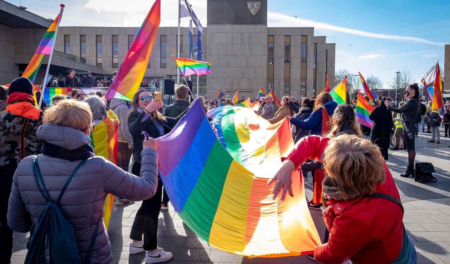 • Demonstranten wapperden met regenboogvlaggen tijdens de demonstratie.