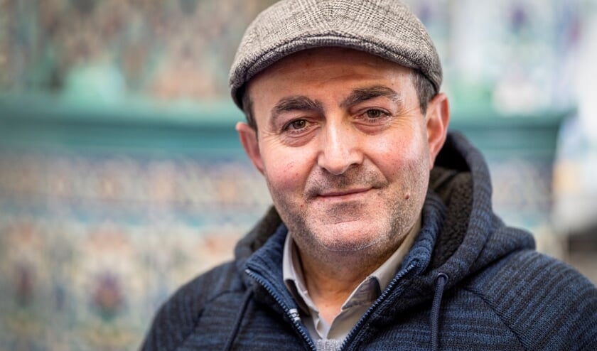 • Orhan Yilmaz in de moskee in Alblasserdam.