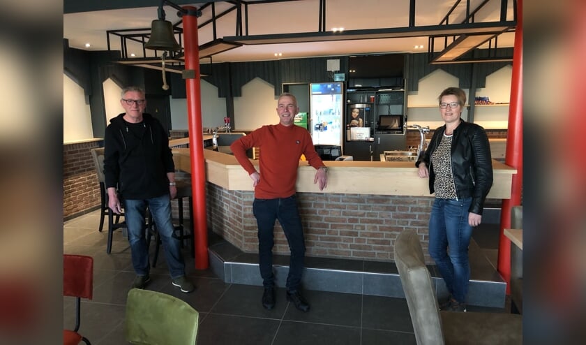 <p>• Bestuursleden Arie de Jongh, Johan van Zoelen en Heleen de Wit voor de gloednieuwe bar. Op de foto ontbreekt bestuurslid Jacco de Kiviet. </p>