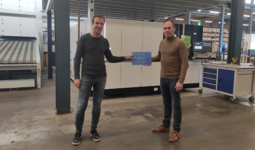 <p>Nico Markus (rechts) kreeg het certificaat van Jurgen van der Hoeven. </p>