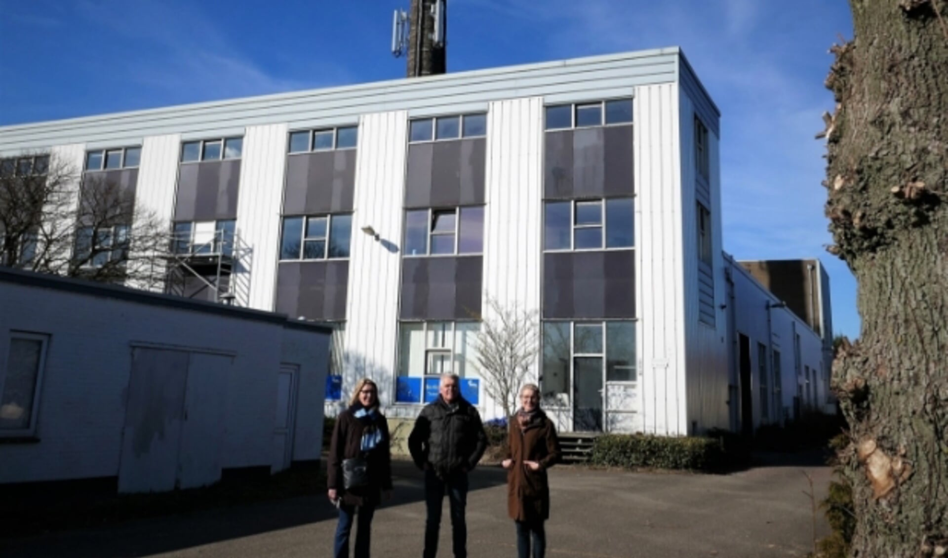 Van links naar rechts: Karin, Thijs en Trix van Veen voor wat er resteert van de oude melkfabriek in Buren.