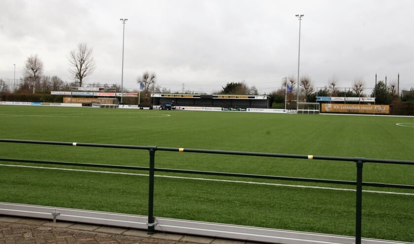 <p>• Jongeren zitten vaak in de avonduren op de tribune van vv Lekkerkerk.</p>