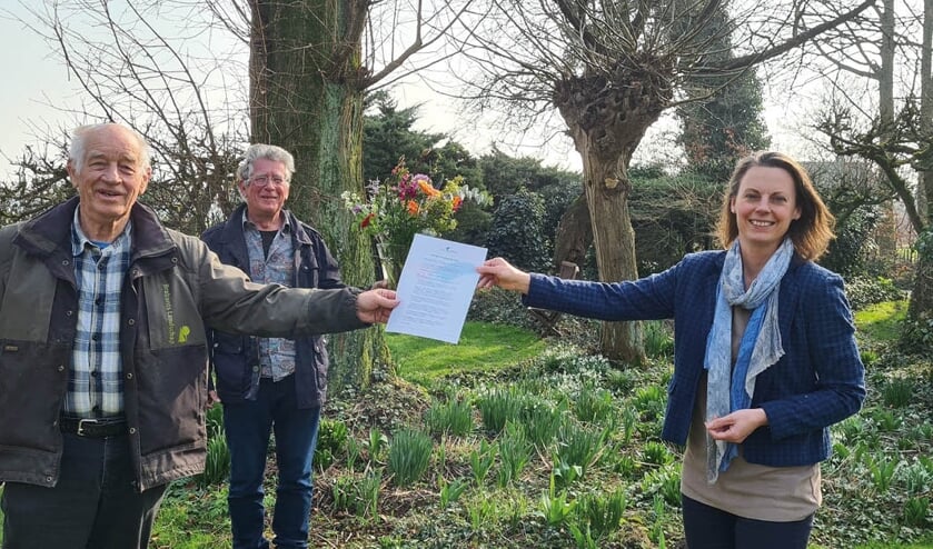 Johan Koekkoek (links) ontvangt de Casimir Milieuprijs 2021 uit handen van BMF-directeur Femke Dingemans. In het midden Goof van Vliet van Altenatuur.