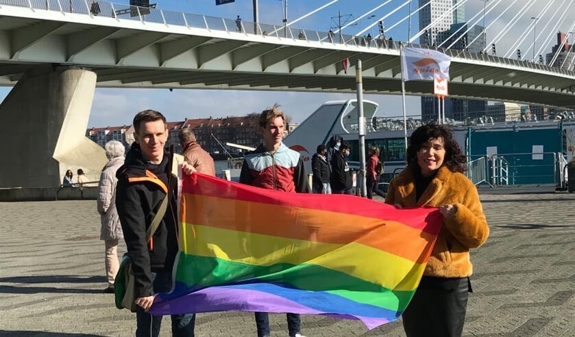 • Leon Houtzager was zondag aanwezig bij de schrijfactie van COC Rotterdam bij de Erasmusbrug in Rotterdam.
