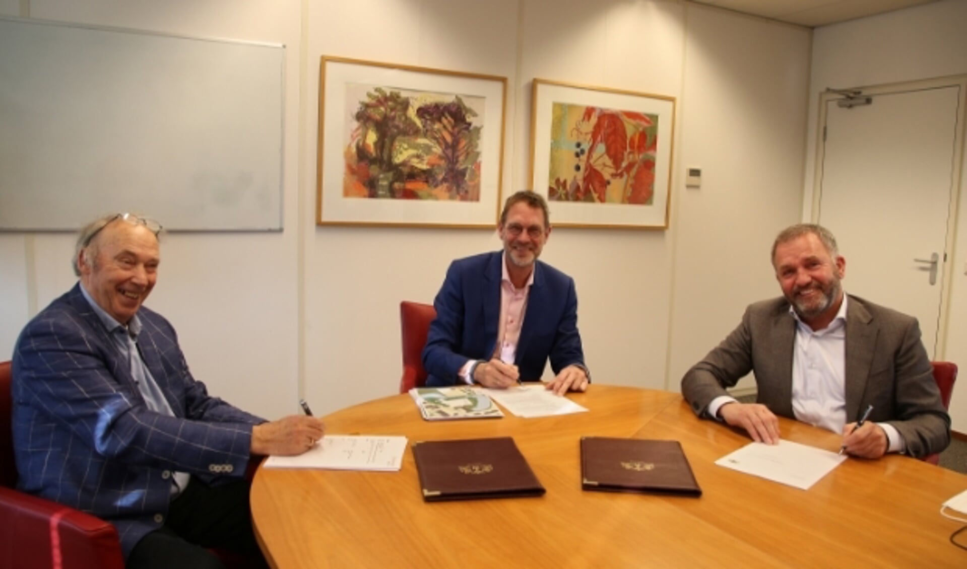 De handtekeningen werden gezet door de directeuren André Groen (links) en Harry van Zandwijk (rechts) namens de ontwikkelende partij en wethouder Bob Duindam.
