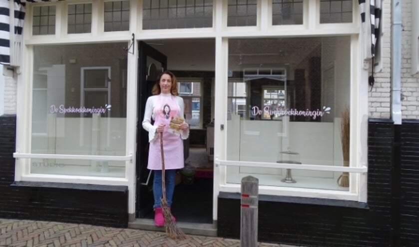 <p>Jessica Chang Sing Pang is de Spekkoekkoningin die binnenkort haar winkel opent in de Peperstraat.</p>