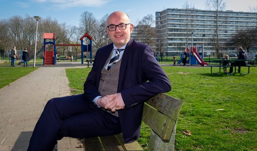 <p>• Burgemeester Martijn Vroom zittend op een bankje in park Middenwetering.</p>