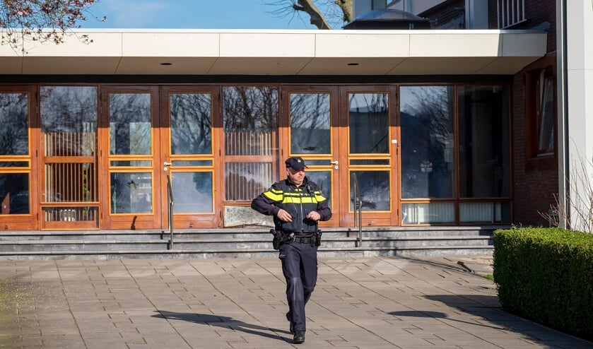 • De politie verrichtte 's morgens onderzoek bij de kerk.