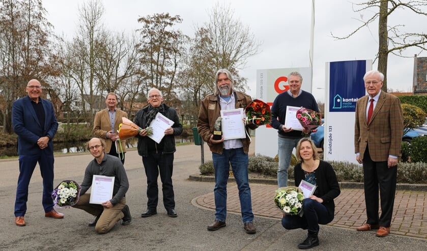 <p>• V.l.n.r. Henk van Zanten (NNP), Geurt Mouthaan, Roy Keller (NNP), Nico van Ganzewinkel, John Wijntjes, Rick den Besten, Anne Marie Hoekstra en uitgever Floor de Groot.</p>