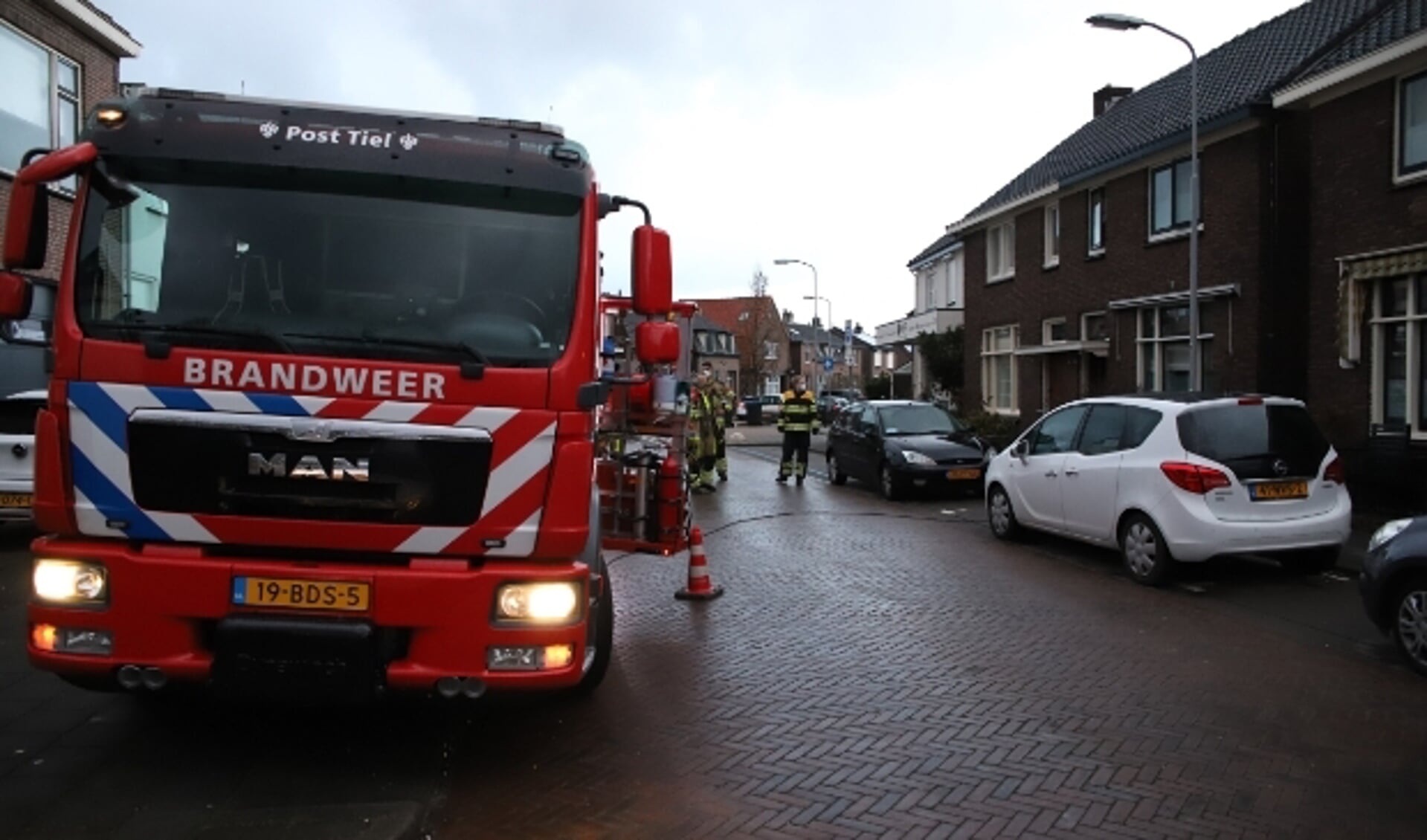 Brandweer rukt uit voor brandje in woning aan Hoveniersweg 