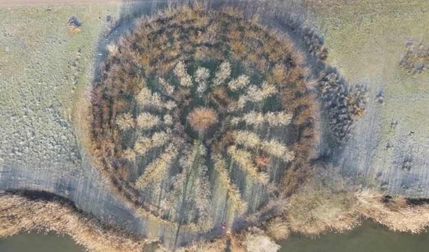 <p>Het Wilgenlabyrint van IJsselstein aan het water van de Nedereindse Plas vanuit de lucht gezien. ''Het was geweldig om opnames met een drone te kunnen maken.''</p>