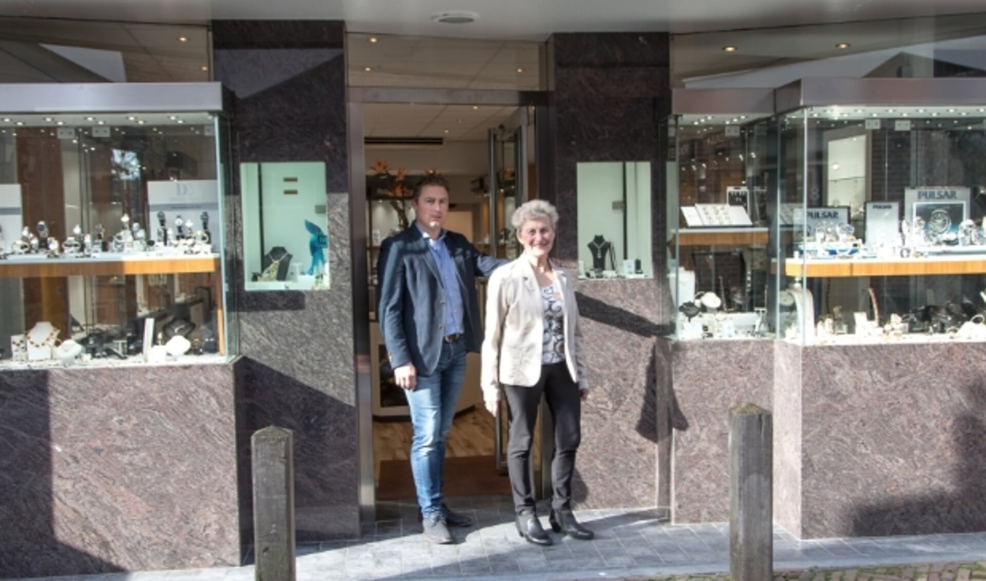 Rutger en Nel voor de ingang van hun juwelierszaak aan de Binnenpoort in Culemborg (foto: Arno voor de Poorte)