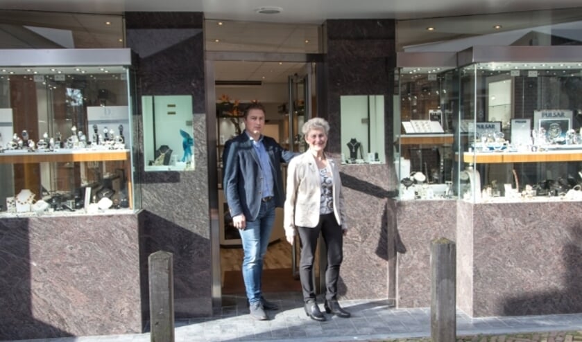 <p>Rutger en Nel voor de ingang van hun juwelierszaak aan de Binnenpoort in Culemborg (foto: Arno voor de Poorte)</p>