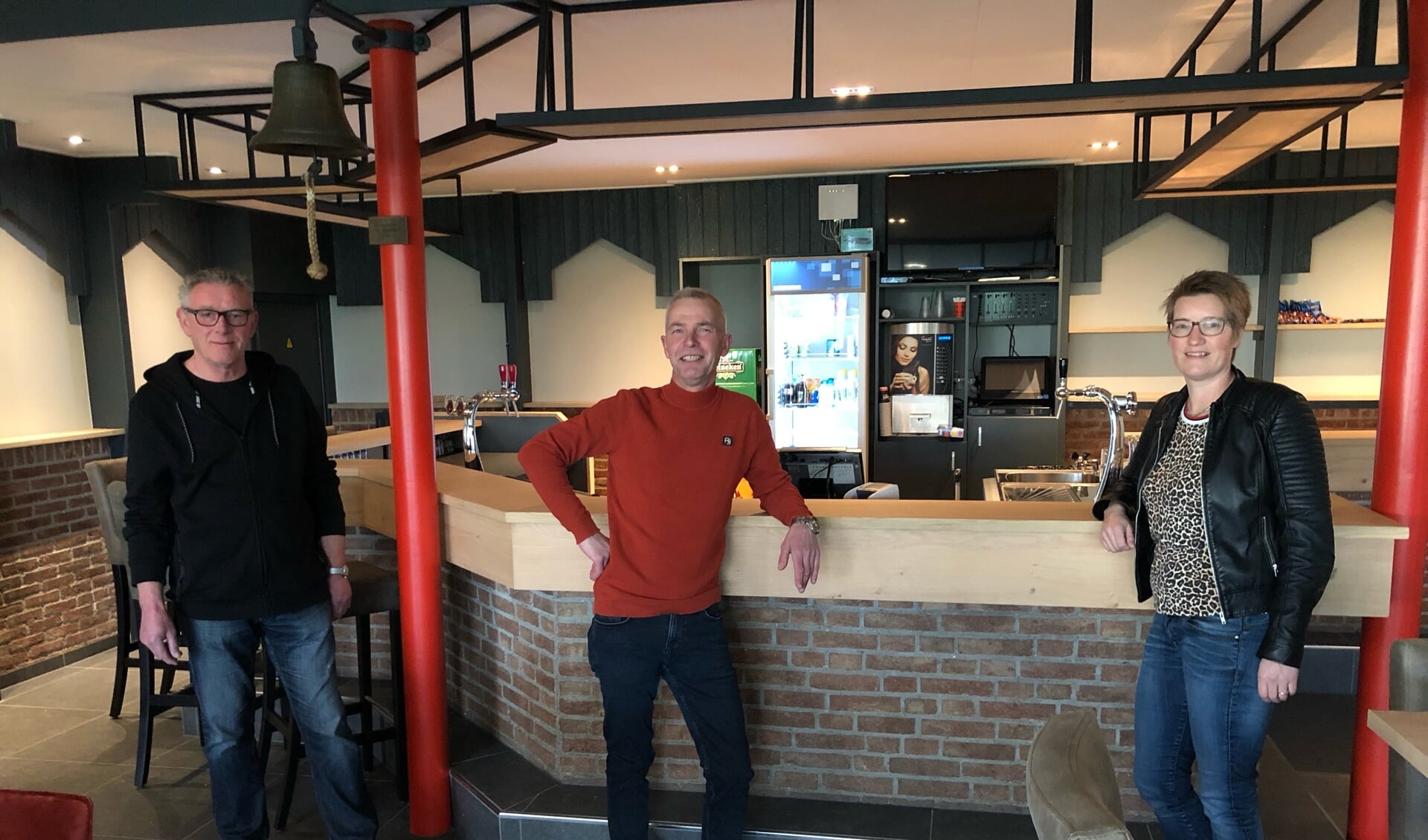 • Bestuursleden Arie de Jongh, Johan van Zoelen en Heleen de Wit voor de gloednieuwe bar. Op de foto ontbreekt bestuurslid Jacco de Kiviet. 