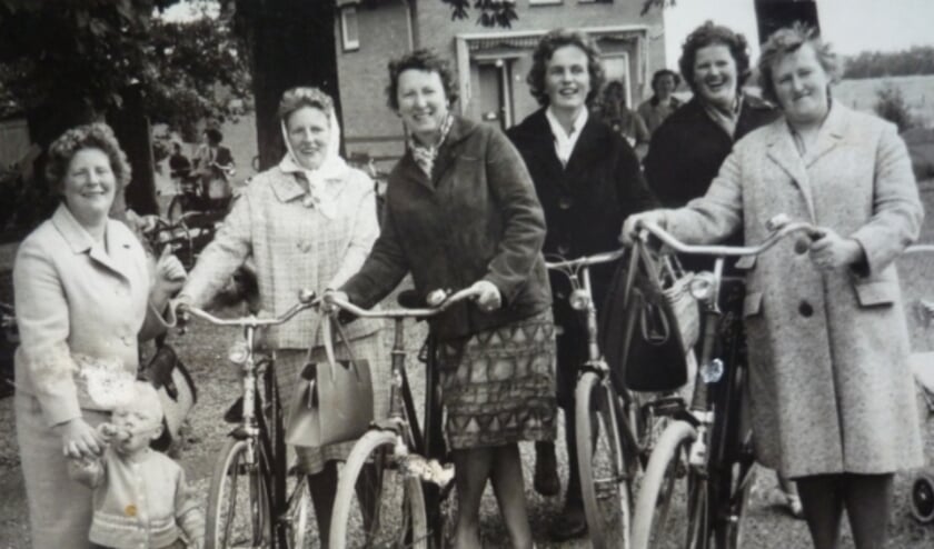 <p>Onder meer zoekt de VOL oude zwartwit foto's die voor de jaren '30 door een straatfotograaf in Linschoten zijn gemaakt tijdens Oranjefeesten, net als tijdens dorpsfeesten op ‘Breedijk’s land'.</p>