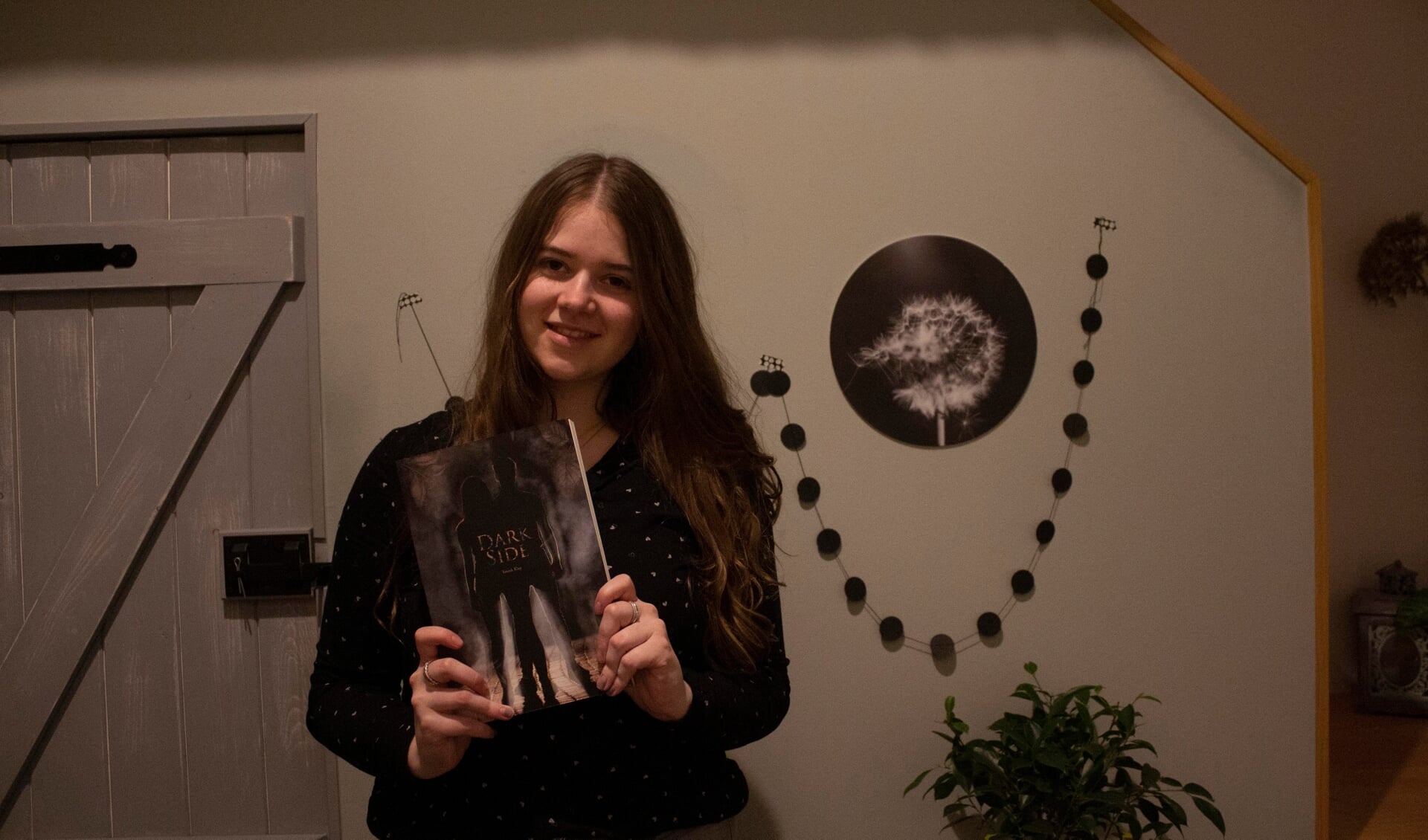 De Dussense Yanouk Klop met haar boek 'Darkside - Overleeft de liefde als je duistere kant naar boven komt?’.