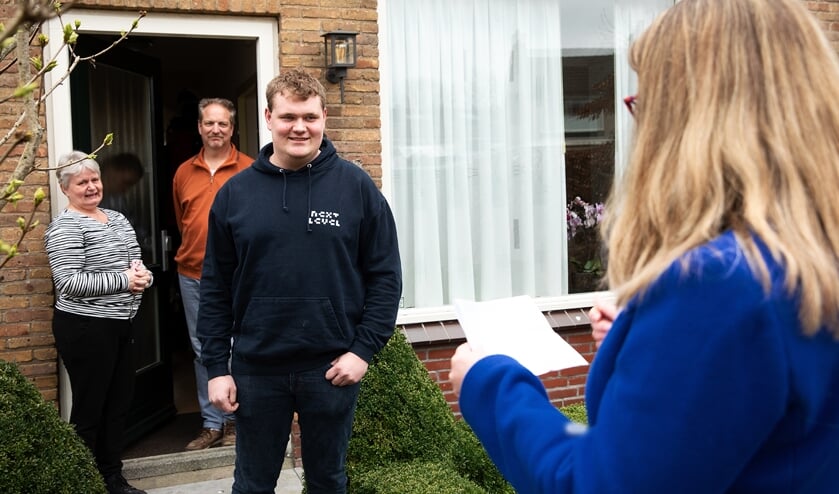 • Jeugdwethouder Kamstra-van Dam van Vijfheerenlanden reikt de Jeugdpenning uit Laurens.