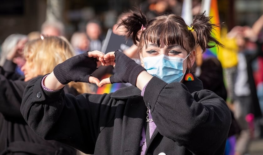 <p>• Demonstrant maakt een hartje met de handen tijdens de demonstratie.</p>