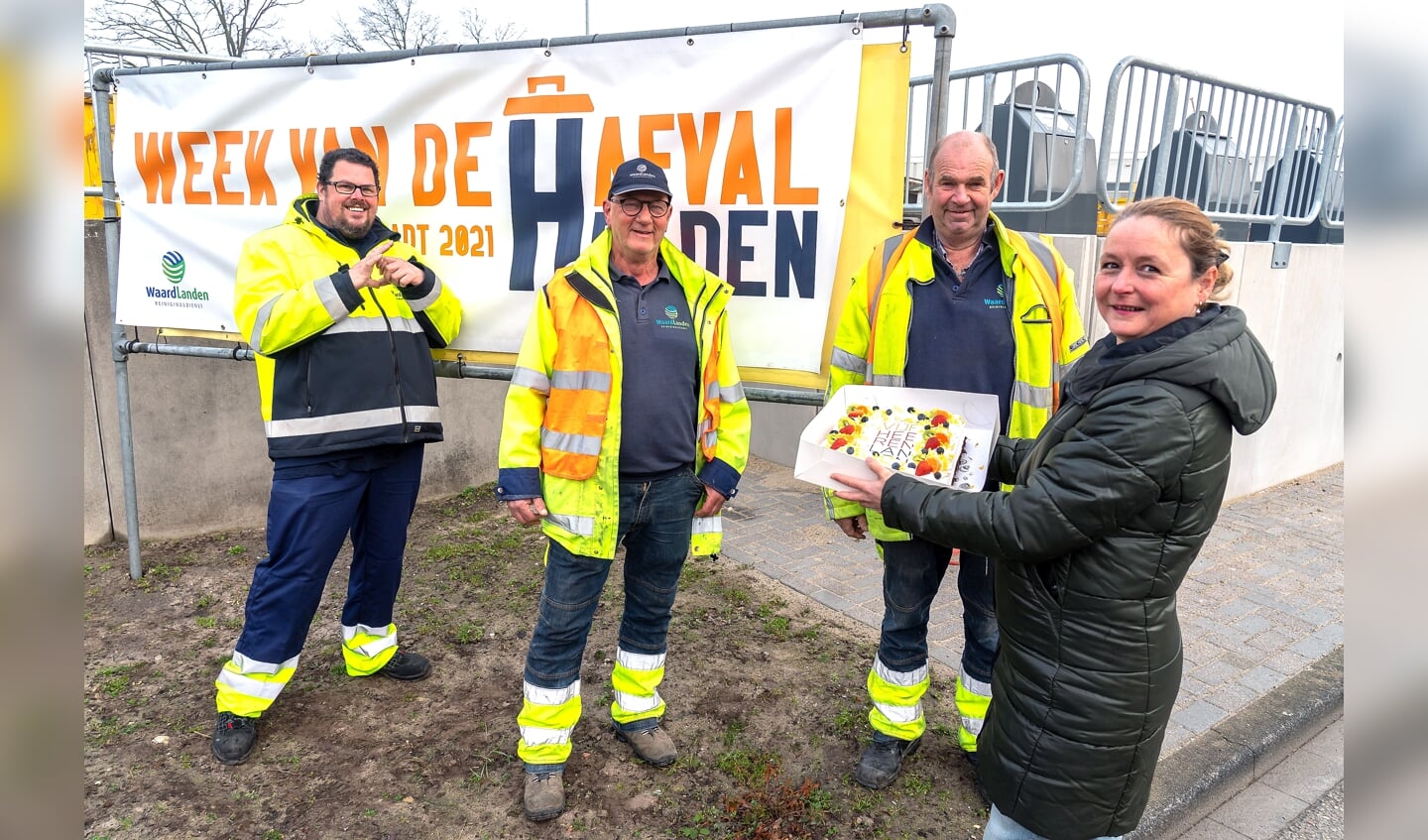 Wethouder Christa Hendriksen  brengt taart naar de VHL Helden