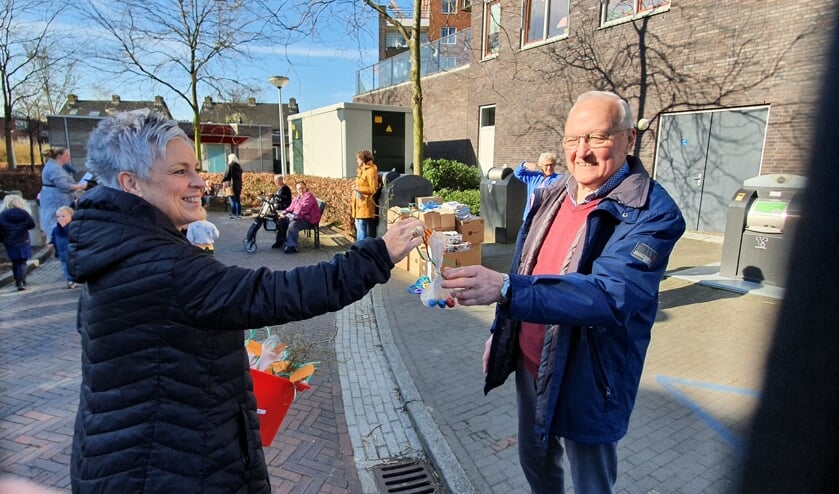 <p>• Ouderen kregen een zakje paaseieren van de kinderen van 'Alles Kids'.</p>