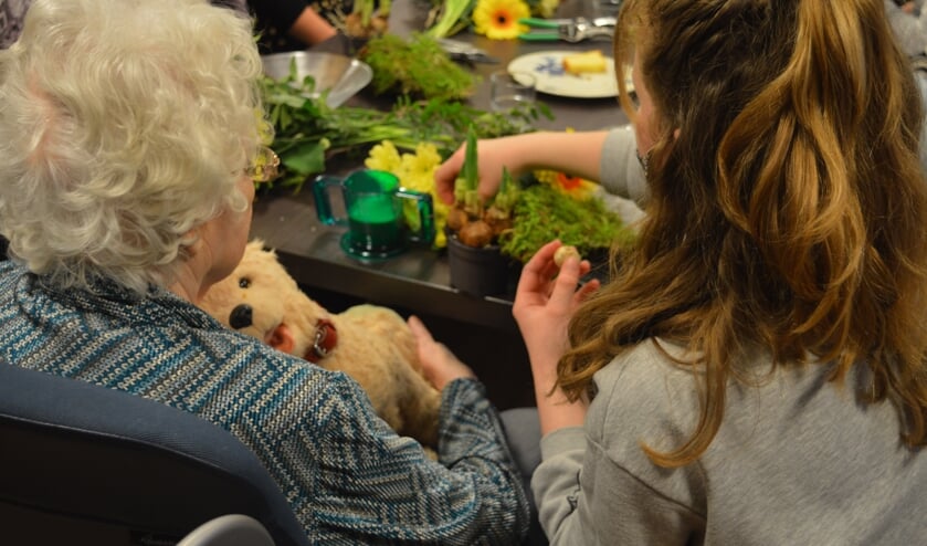 Elke oudere was gekoppeld aan één jongere. De jongeren droegen mondkapjes.