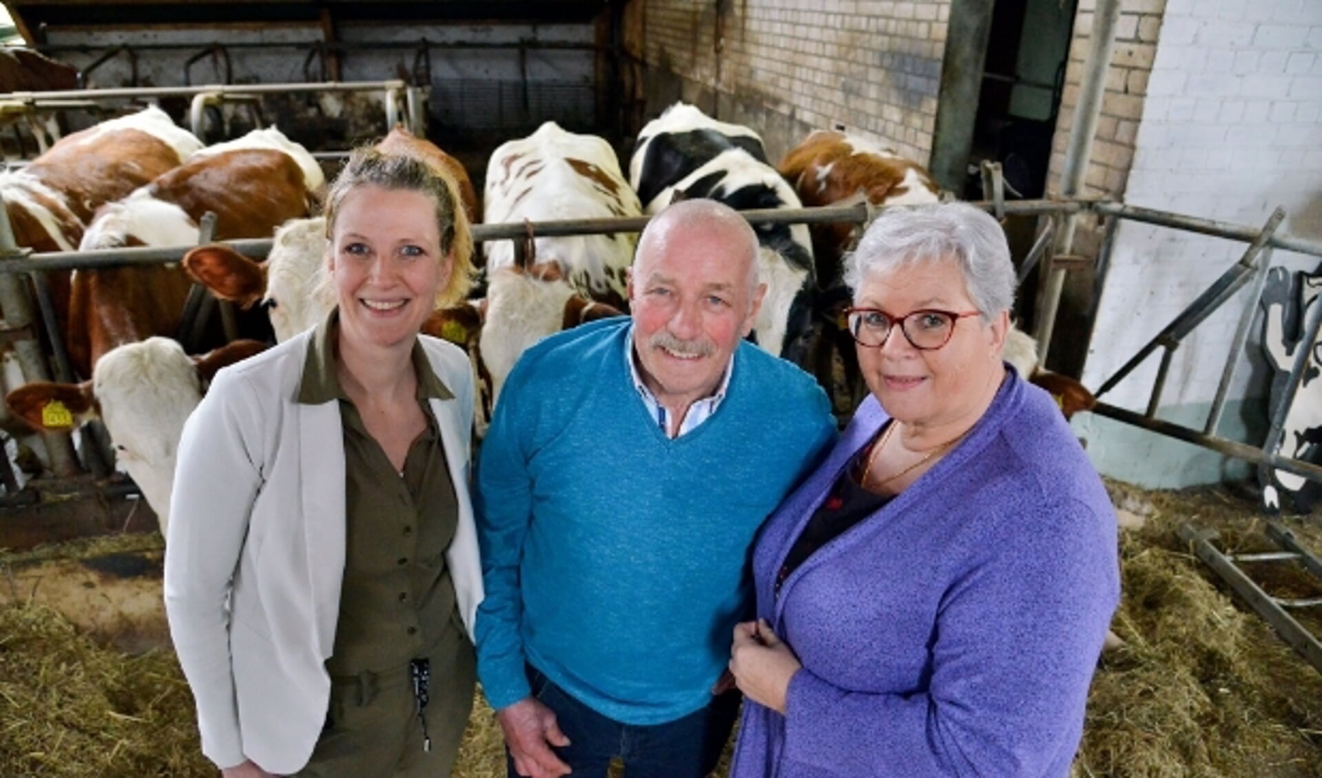Judith (links) met vader en moeder Hans en Gerda Vendrig. Zij wordt de nieuwe bedrijfsleider bij Boer Hans.   Foto: Paul van den Dungen