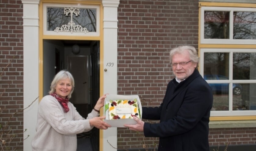 <p>Wethouder Ben Brink overhandigt een feestelijke traktatie aan de eerste actieve gebruiker, mevr. Wijnbergen in Tiel. Foto: Fotobureau Raphaël Drent.</p>