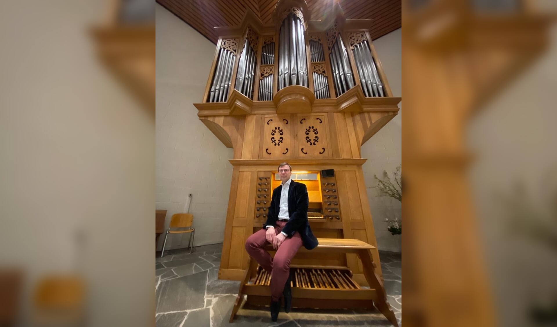 • André de Jager bij het orgel in de Bethlehemkerk.