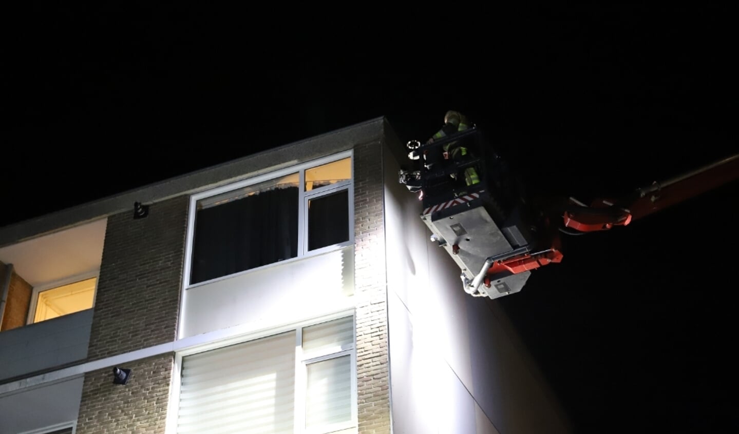 Brandweer inspecteert gevel na scheurvorming in muur flatwoning