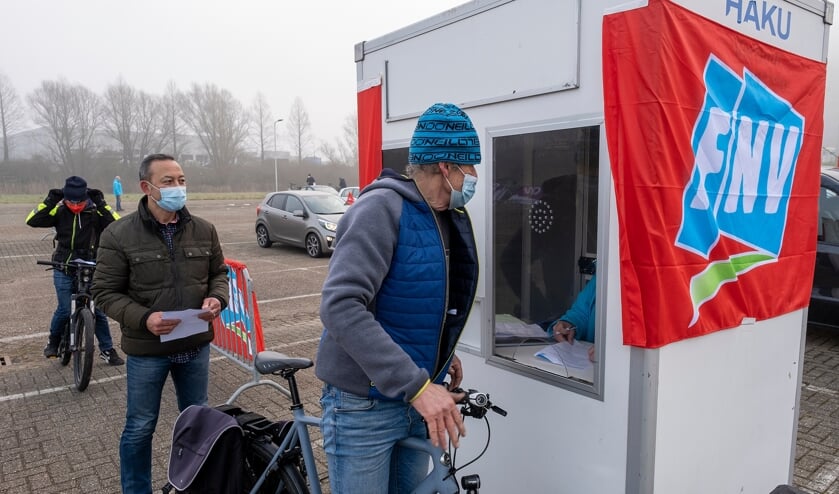 • Pal achter de werf van Royal IHC in Krimpen aan den IJssel was woensdagochtend een stakingsstraat ingericht. Daar konden werknemers van metalelektrobedrijven uit de regio zich registreren als staker.