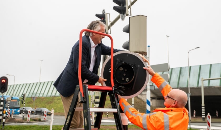 Wethouder Huib Zevenhuis vervangt bus-stop-licht bij kruispunt A2 Bernardstraat, Vianen