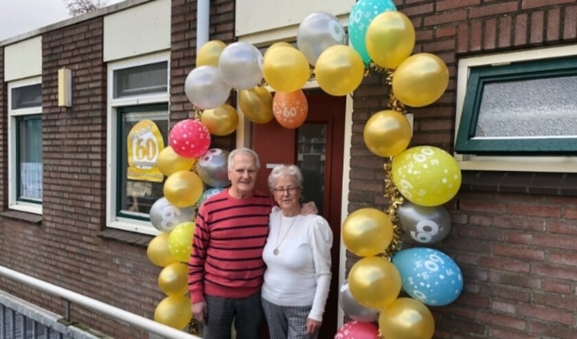 <p>Het diamanten paar Van Zetten werd binnen alle geldende mogelijkheden toch in de bloemetjes gezet en verrast met een online bezoekje van de burgemeester.</p>