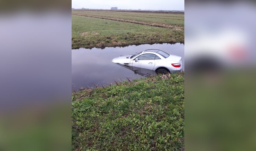 • De automobilist belandde met zijn voertuig in een sloot langs de N210.