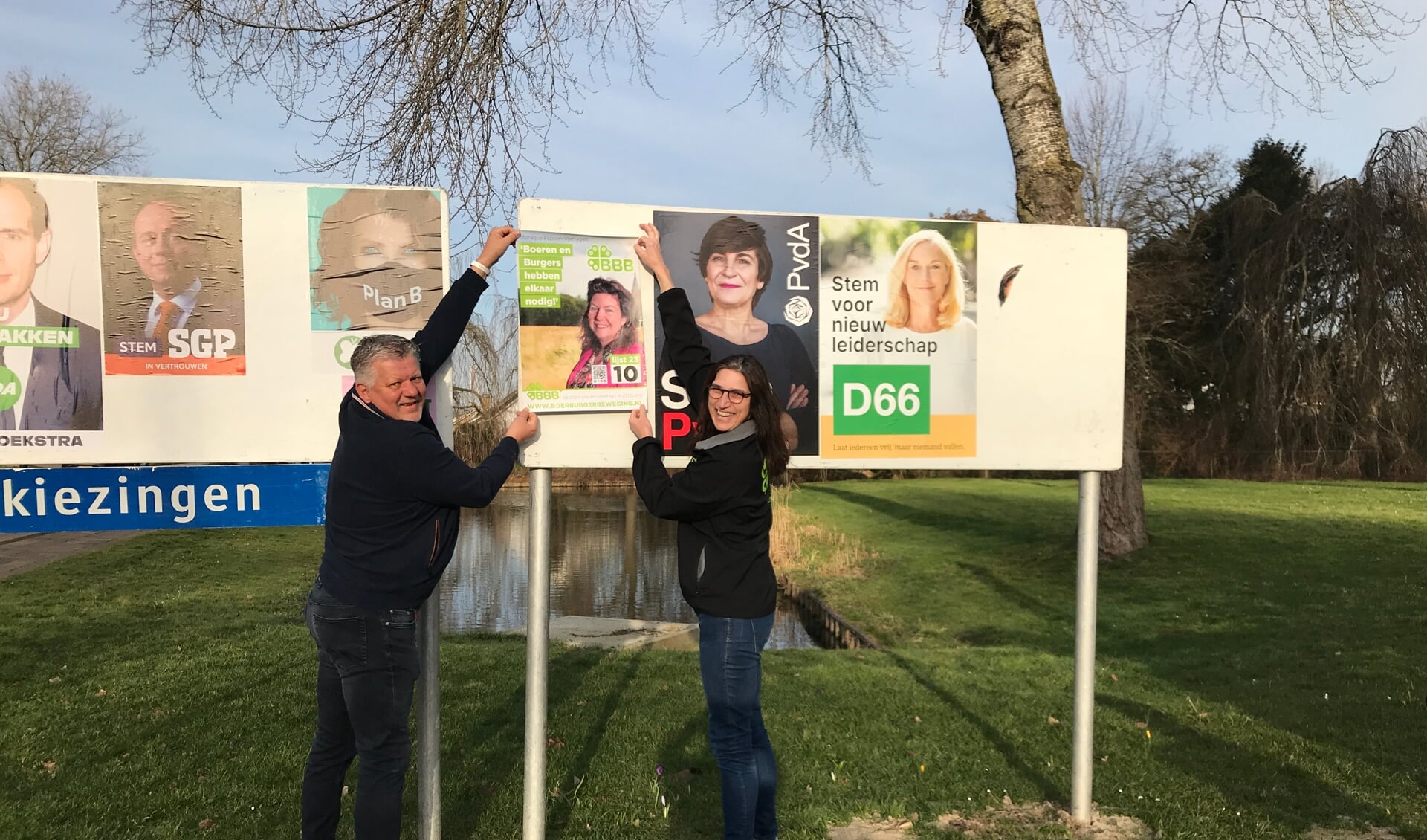Philip den Haan en Jacoline Peek plakken posters in Werkendam.
