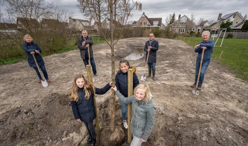 <p>Vooraan: Iris Hartog, Lisette Toet en Floortje Bood. Op de achtergrond, vlnr: Ria van Wijngaarden, Sjaak Kreeft (Wellantcollege), Johan Quik en Huib Glerum (Stichting Duurzaam Molenlanden).</p>