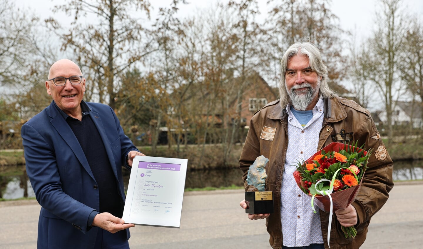 • John Wijntjes (r) ontvangt de prijs uit handen van NNP-bestuurslid Henk van Zanten.
