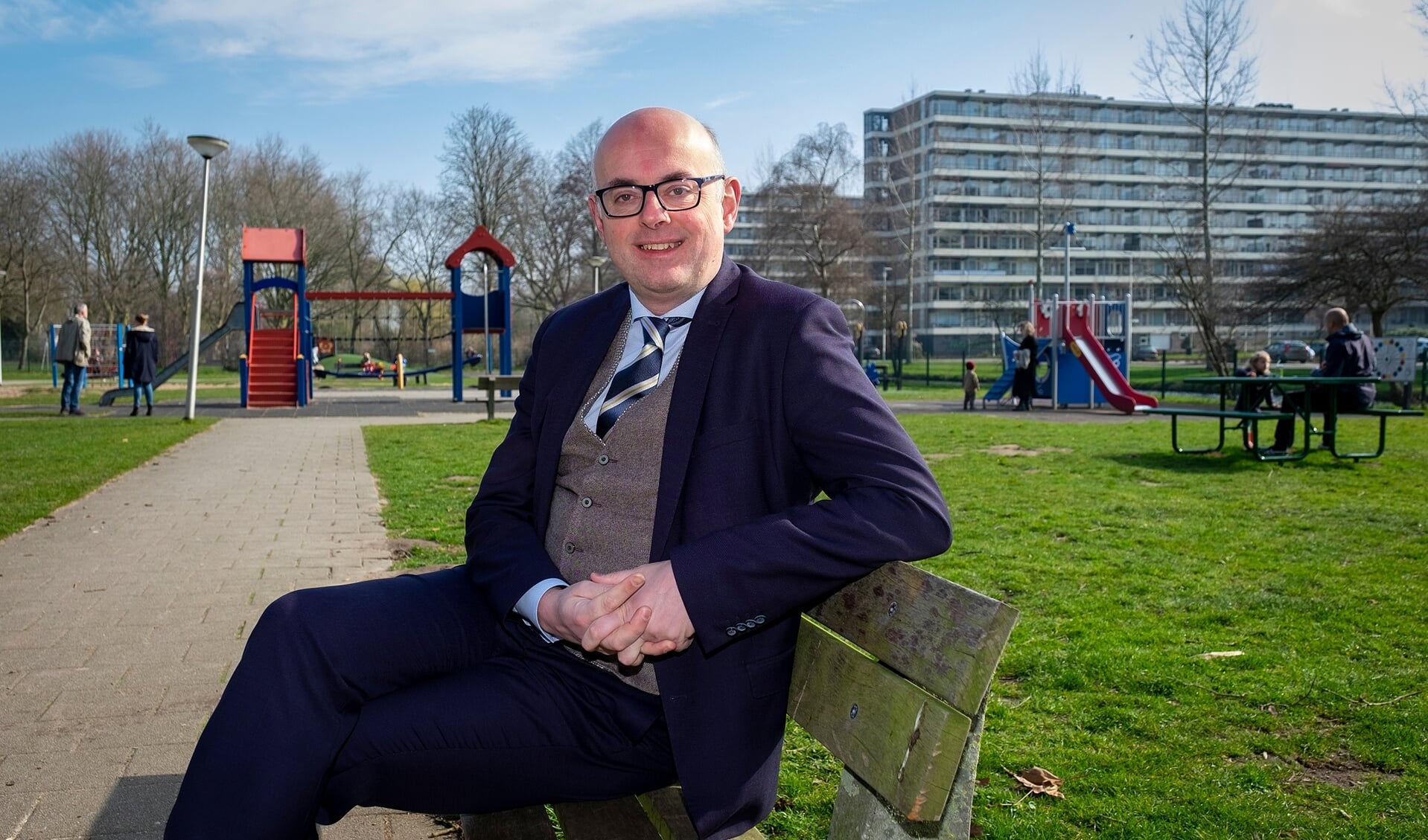 • Burgemeester Martijn Vroom zittend op een bankje in park Middenwetering.