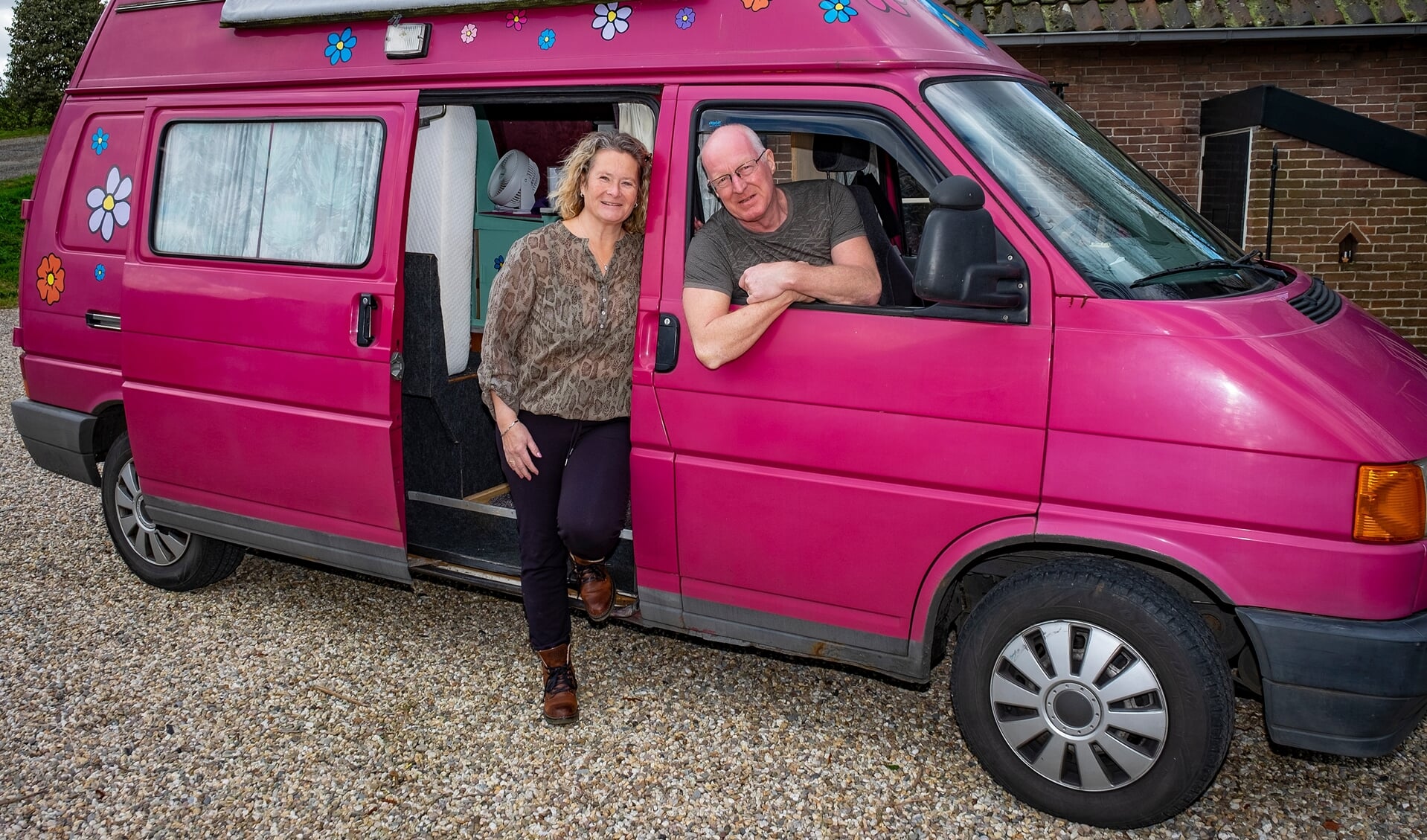 • Hélène en Paul Witkamp in hun roze camper.