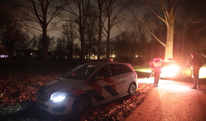 • De politieauto zat vast in de modder.