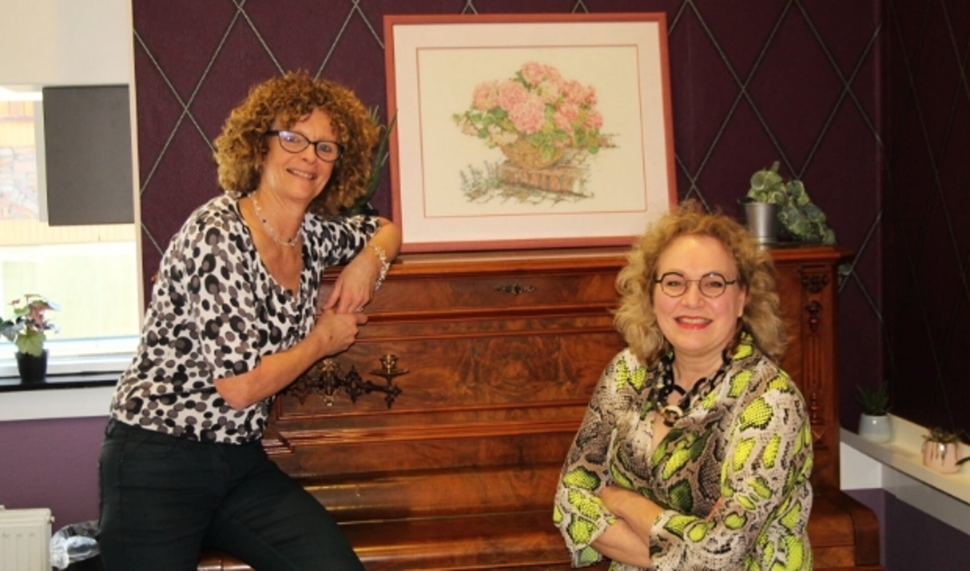 Jeannette Starrenburg en Anastasia van der Lugt krijgen steeds meer ideeën over het Vrouwendagprogramma. (Foto: Lysette Vewegen)