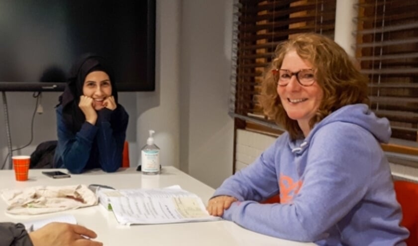 <p>Angela gaat elke dinsdagavond naar de Taalinloop om Maram te ondersteunen bij het Nederlands. Foto: Bibliotheek Lek & IJssel</p>