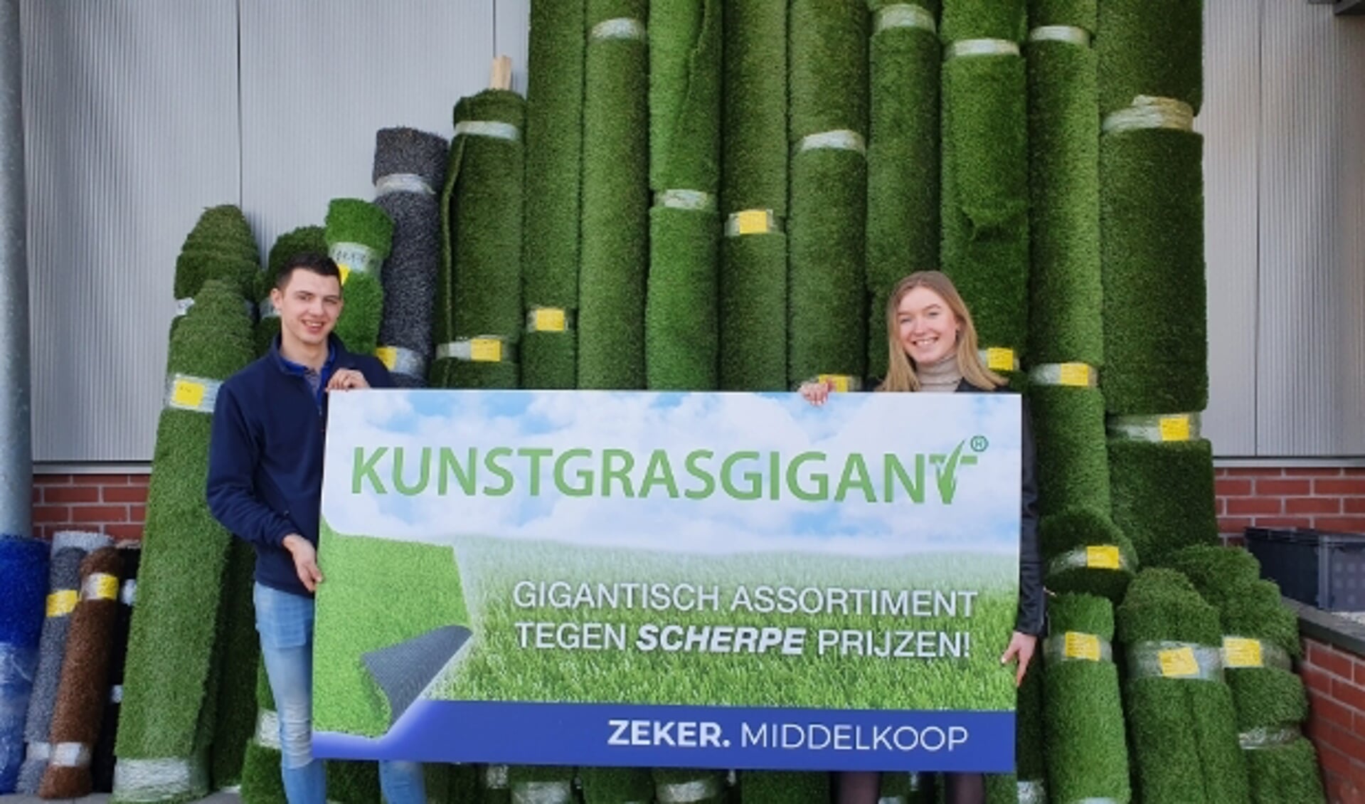 Verkopers Wilmar van Maanen en Hanneke Dorrestijn hebben het volste vertrouwen in 'hun' kunstgras. (foto: Arno voor de Poorte) 