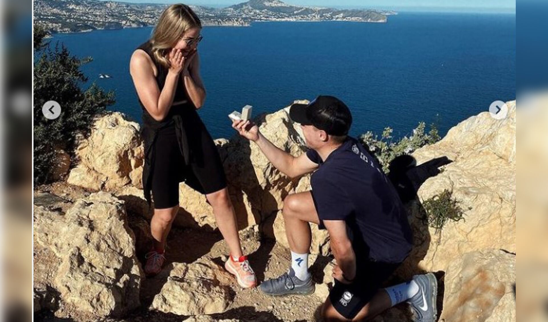 • Fabio Jakobsen vraagt zijn vriendin Delore Stougje ten huwelijk.